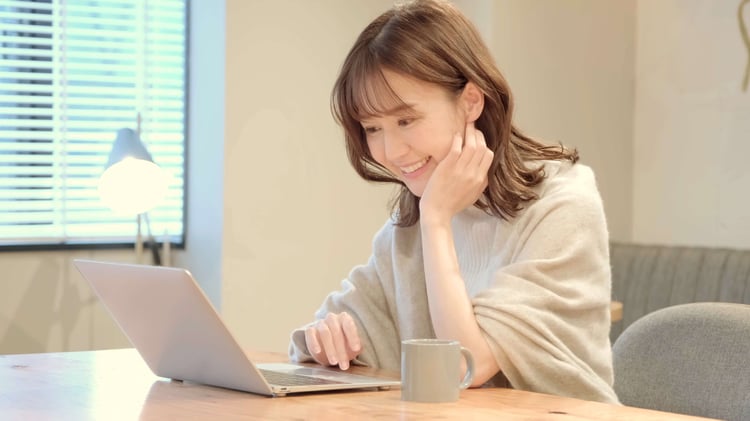 何気ない「動作」や「姿勢」にも注目してみましょう。